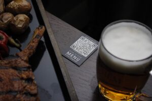 QR menu nové generace: Revoluce v obsluze,  platbě imarketingu restaurace