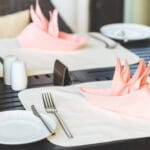 Jak vybrat rezervační systém pro restauraci – připravený stůl pro příchod hostů