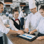 Zaměstnanci restaurace evidují začátek směny na tabletu