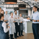 manažer restaurace plánuje směny zaměstnanců před začátkem směny